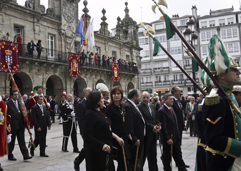 Los alcaldes de La Marea gallega 'plantan' al Santísimo Señor Sacramentado... y homenajean a una matemática