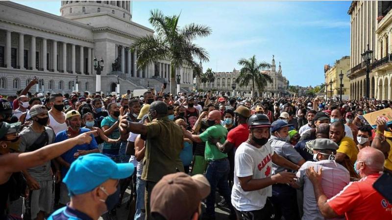 Miles de habaneros frente al Capitolio, en La Habana. Twitter Miles de habaneros frente al Capitolio, en La Habana. Twitter