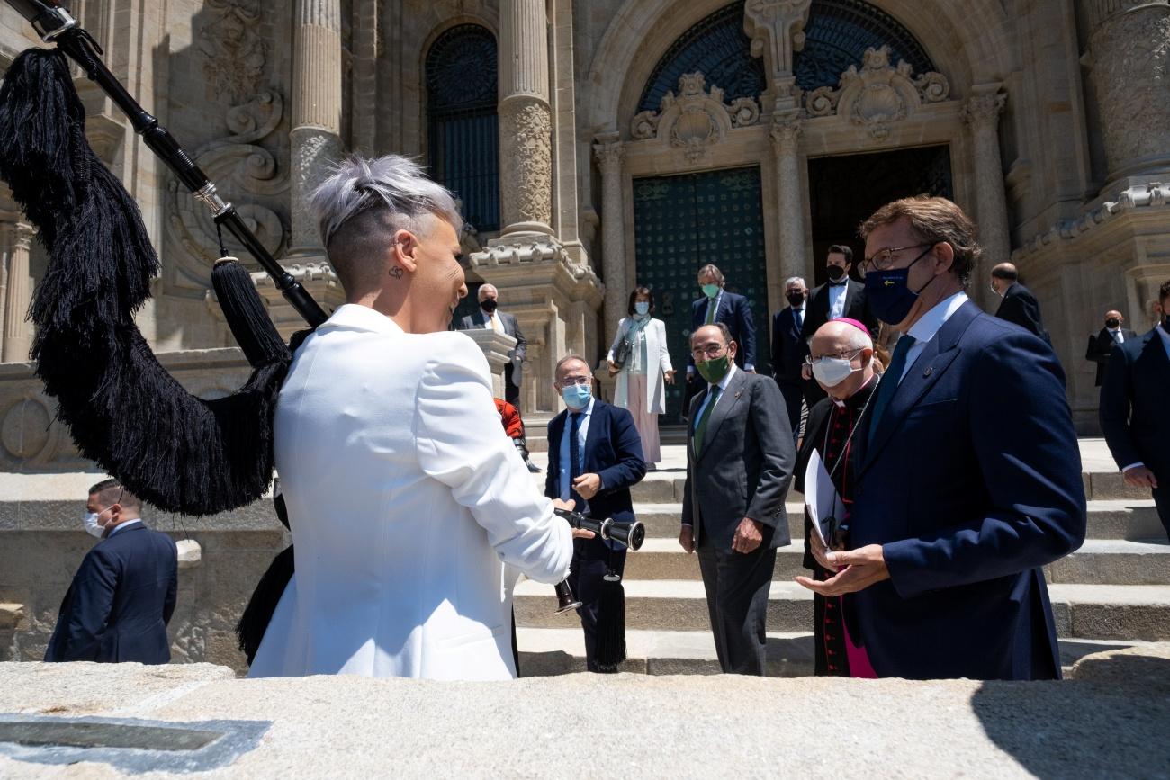 El presidente de la Xunta, en la imagen con la gaiteira gallega Susana Seivane el pasado viernes, será reelegido máximo responsable de su partido ante Pablo Casado (Foto: Europa Press).