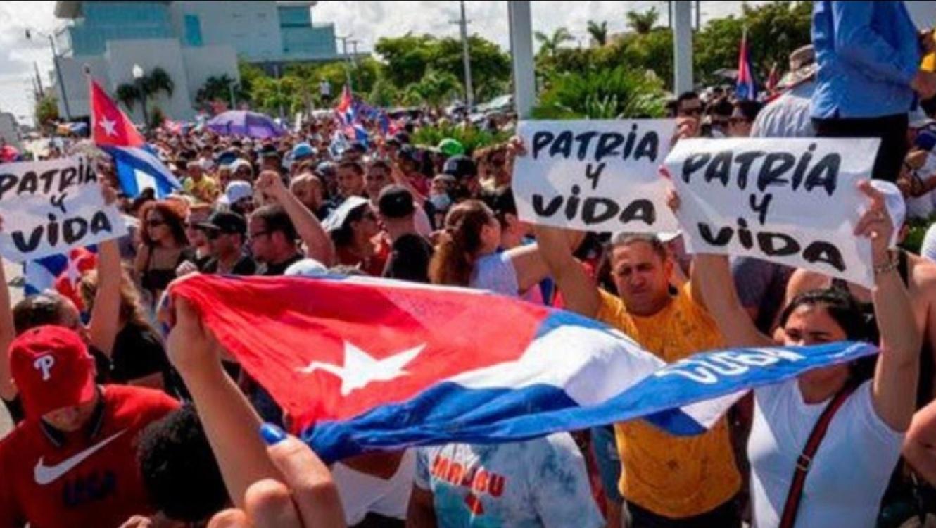 Jóvenes en las calles de Cuba pidiendo libertad. Twitter