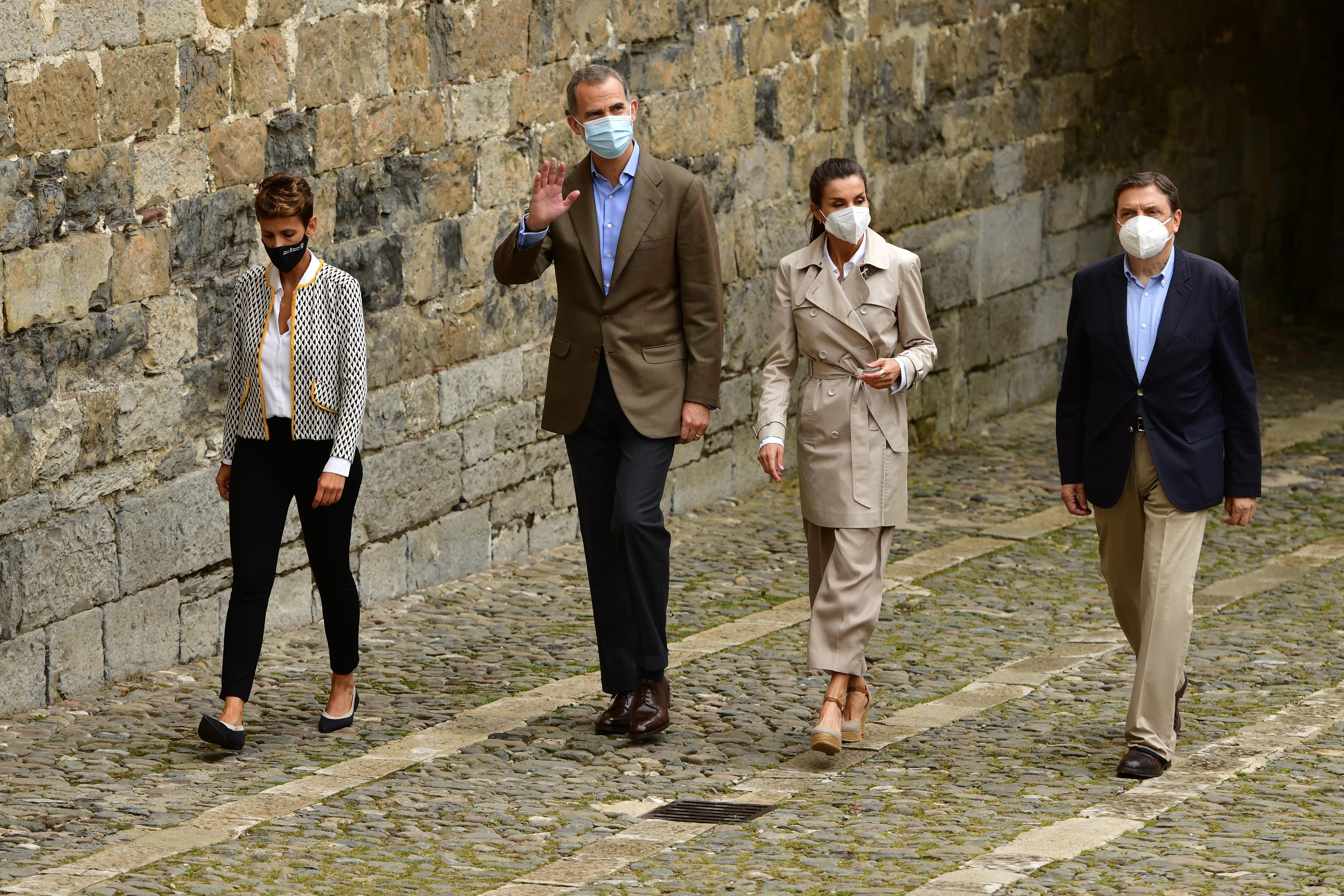 La presidenta del Gobierno de Navarra, María Chivite; el Rey Felipe VI; la reina Letizia y el ministro de Agricultura, Pesca y Alimentación, Luis Planas, a su llegada a la ceremonia de apertura del Año Jacobeo 2021-2022. Iván Delgado / Europa Press