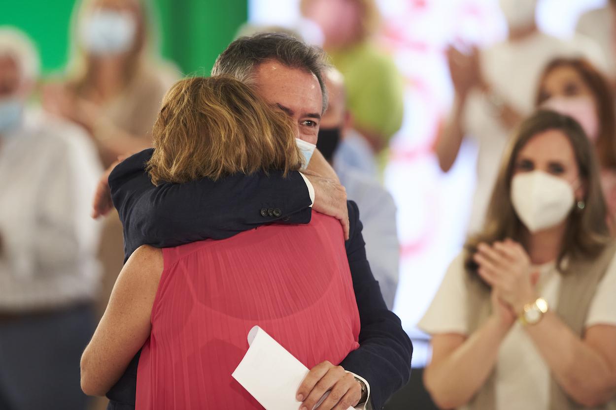 Juan Espadas y Susana Díaz se funden un abrazo ante el Comité Director del PSOE-A. JOAQUÍN CORCHERO/EP
