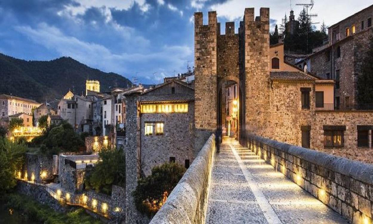 El puente románico de Besalú (Girona), que conecta no solo dos orillas, sino siglos de historia y herencia judía en un entorno que parece detenido en el tiempo