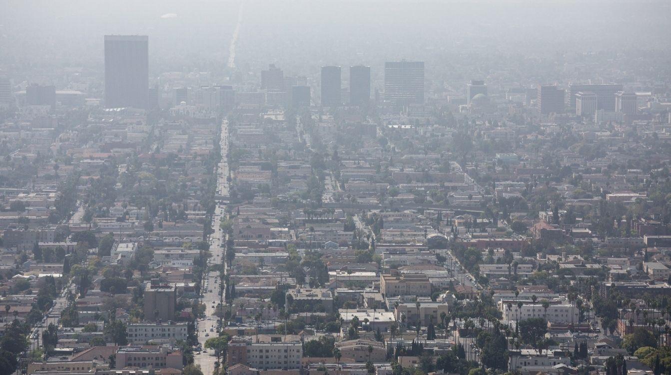 Según el estudio de ISGlobal, centro impulsado por la Fundación ”la Caixa”, la contaminación del aire podría alterar los mecanismos moleculares que originan la obesidad. © Shutterstock EvijaF