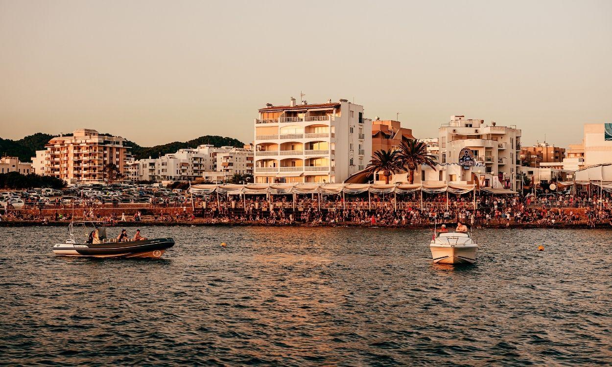 Chiringuito en el mar Mediterráneo. Fuente Unsplash