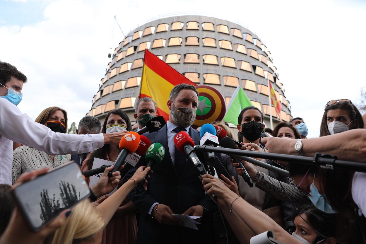 Santiago Abascal junto a otros dirigentes del partido ultra en el TC. EP 