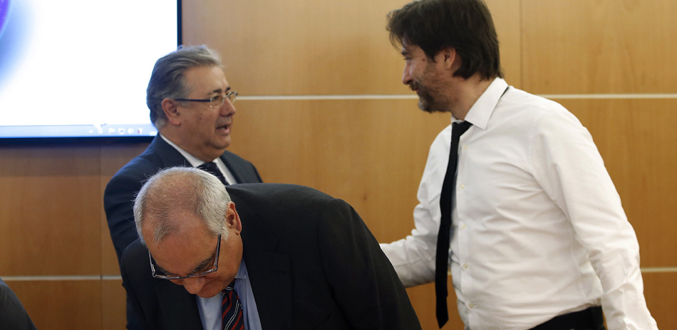 El ministro del Interior, Juan Ignacio Zoido (i), saluda al diputado de Unidos Podemos, Rafael Mayoral (d), al inicio de la reunión