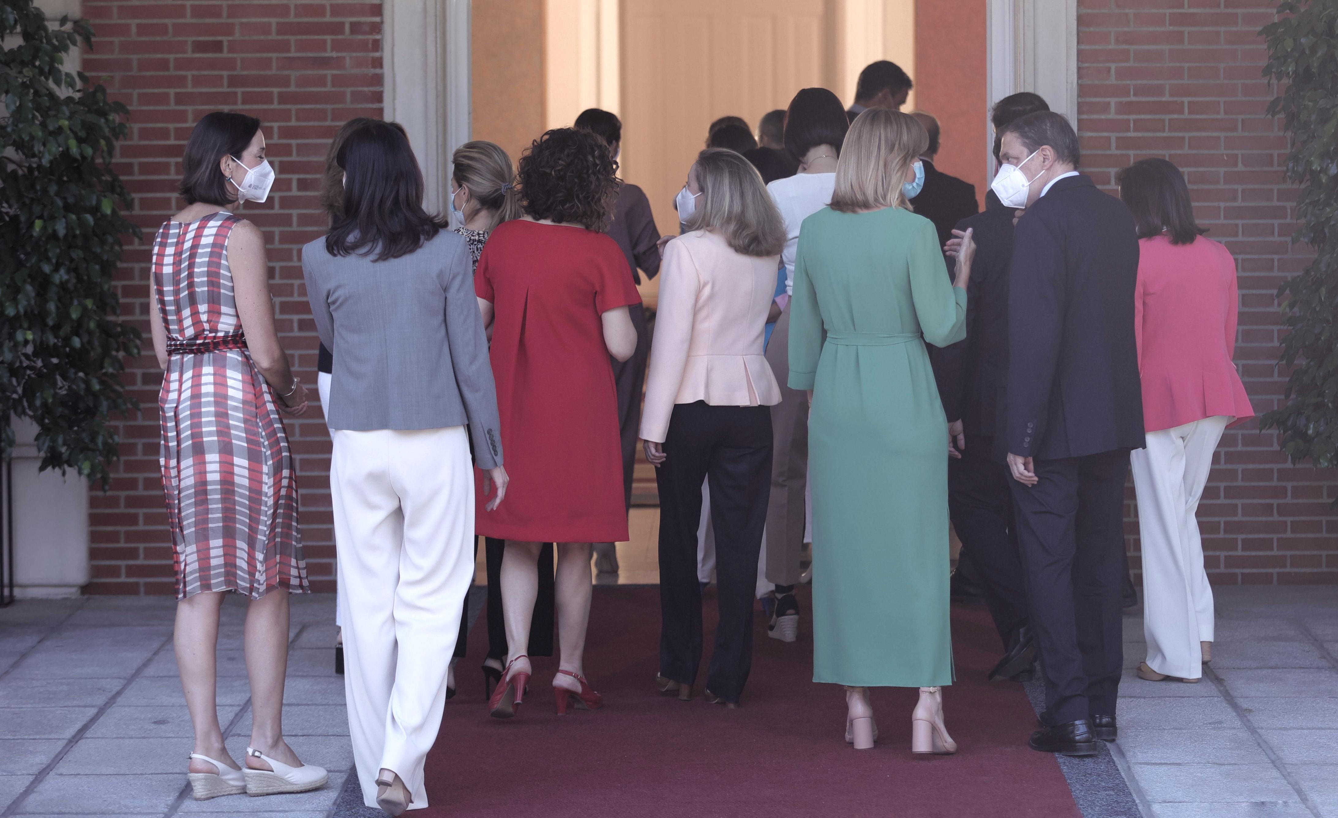 Tras posar para la foto de familia, todos los ministros entran al Palacio de la Moncloa, a donde han llegado para participar en el primer Consejo de Ministros tras la remodelación del Gobierno, a 13 de julio de 2021, en Madrid (España). Hoy se celebra el 