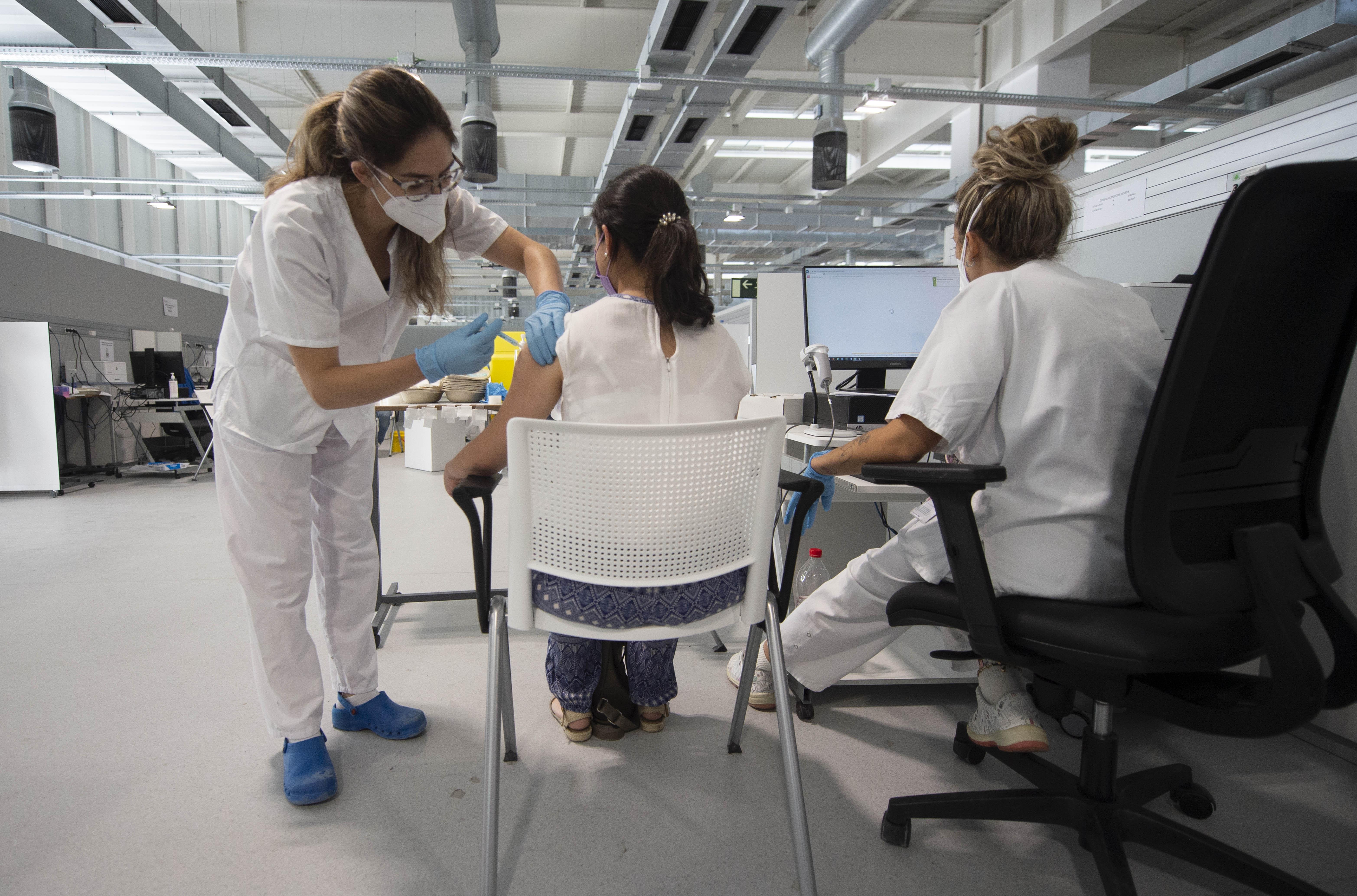 Una joven recibe la primera dosis de la vacuna Pfizer en el Hospital Zendal el día que comienza la vacunación a jóvenes madrileños a partir de 16 años, a 13 de julio de 2021, en Madrid (España). El pasado 9 de julio desde la Consejería de Sanidad de Madri