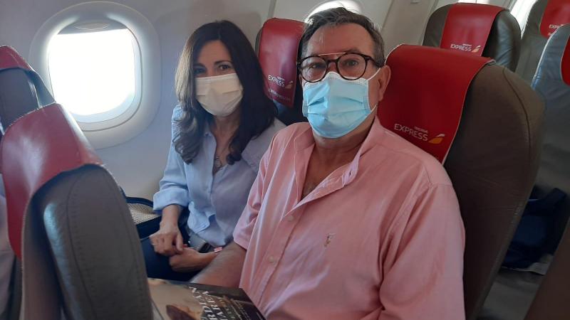 Mayte Uceda y Juan Luis Valenzuela en el avión camino de Las Palmas de Gran Canaria.