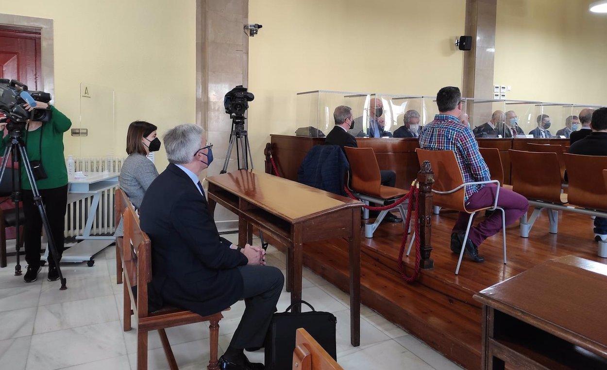 En primer plano, el exalclade Enrique Fernández de Moya durante el juicio. EP