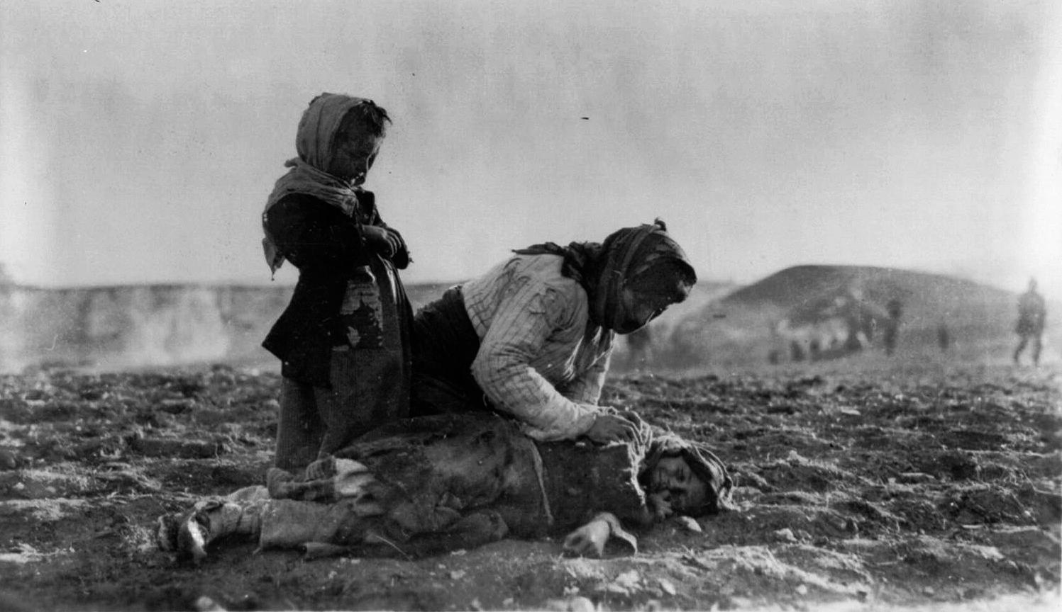En una de las caravanas de la muerte, una mujer se arrodilla junto al cadáver de un niño, cerca de Alepo. Fuente: George Grantham Bain Collection. Biblioteca del Congreso.
