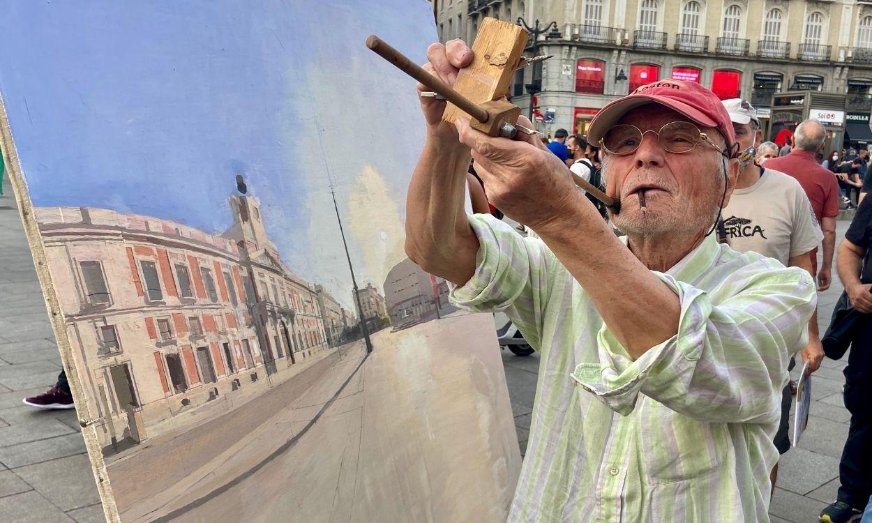 El pintor Antonio López pinta en la Puerta del Sol, a 14 de julio de 2021, en Madrid (España).