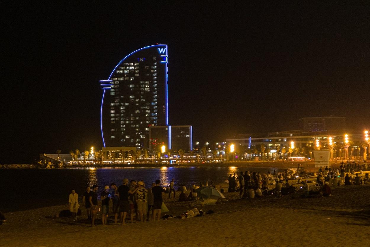 Numerosos jóvenes en la Barceloneta horas antes de que entre en vigor el toque de queda en Cataluña. Lorena Sopêna / Europa Press.