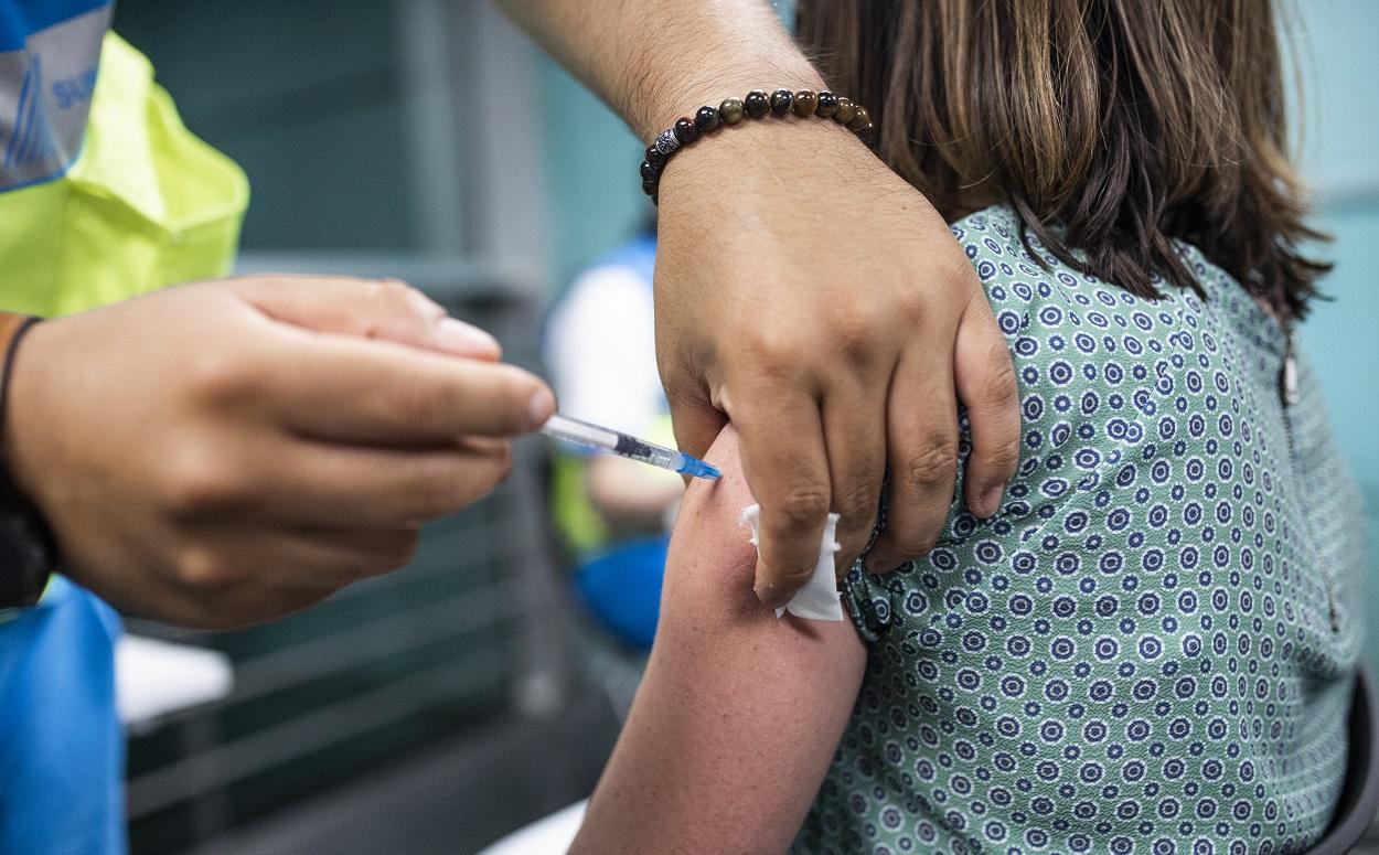 Algunas mujeres afirman que han experimentado un aumento del pecho tras la vacuna contra el Covid. EP