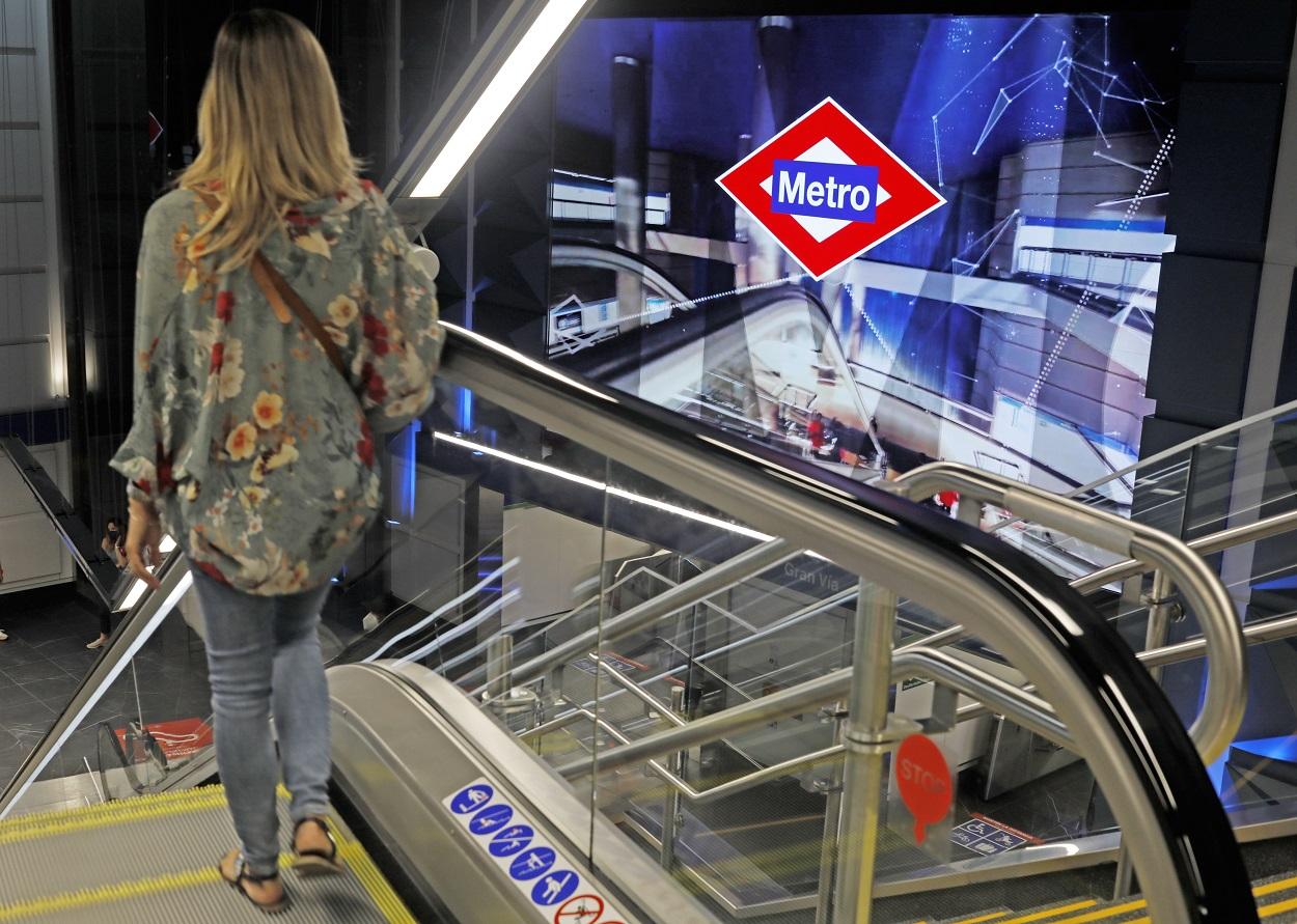 Una persona accede al Metro de Madrid. Europa Press