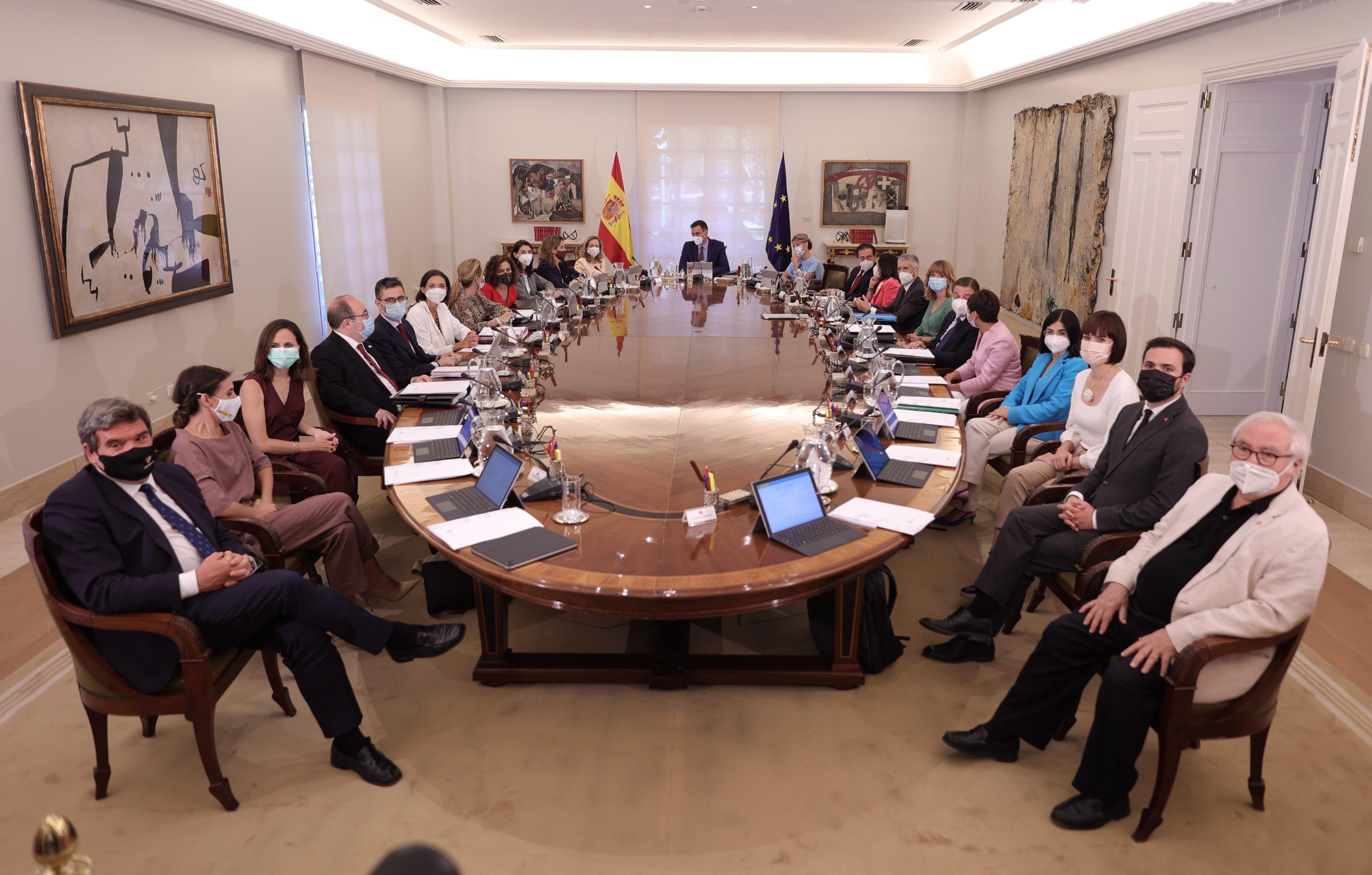 Foto de todos los ministros en sala histórica del Consejo, previa a la remodelación del Gobierno, a 13 de julio de 2021, en Madrid (España).