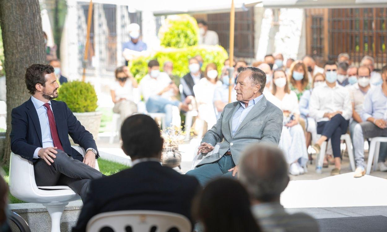 El presidente del PP, Pablo Casado, junto a Ignacio Camuñas en el acto Concordia, Constitución y Patriotismo. EP