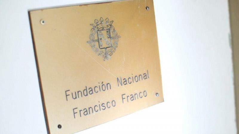 Detalle de la placa del edificio de la Fundación Nacional Francisco Franco en Madrid. Europa Press.