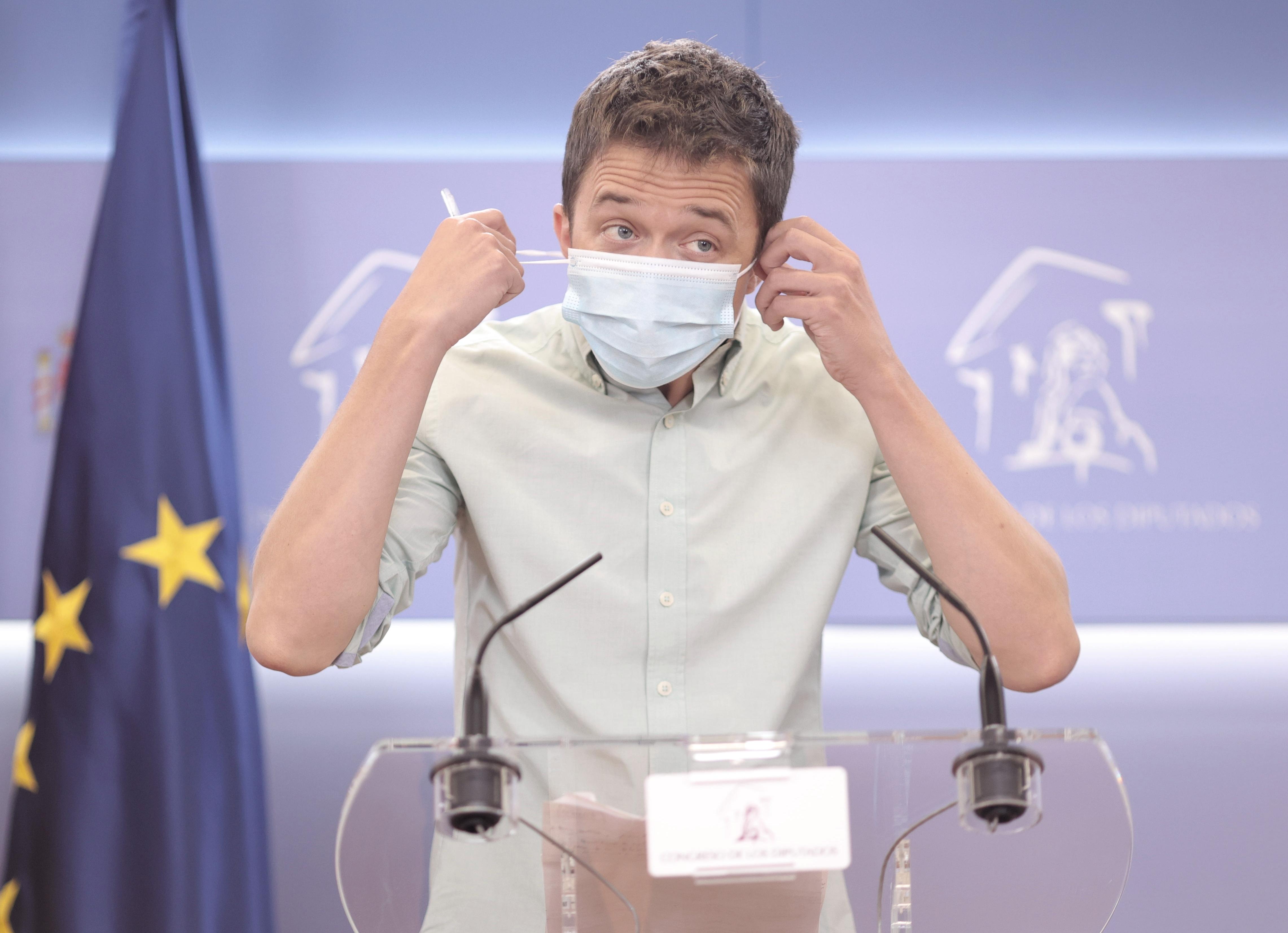 El líder de Más País, Íñigo Errejón, se quita la mascarilla para intervenir en una rueda de prensa anterior a una reunión de la Junta de Portavoces en el Congreso de los Diputados, a 22 de junio de 2021, en Madrid, (España).