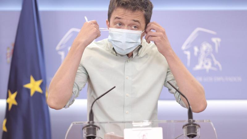 El líder de Más País, Íñigo Errejón, se quita la mascarilla para intervenir en una rueda de prensa anterior a una reunión de la Junta de Portavoces en el Congreso de los Diputados, a 22 de junio de 2021, en Madrid, (España).