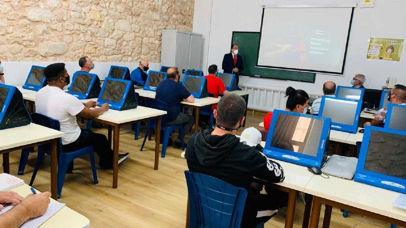 Una clase del taller de educación financiera que Banco Santander imparte en el Centro Penitenciario de Burgos