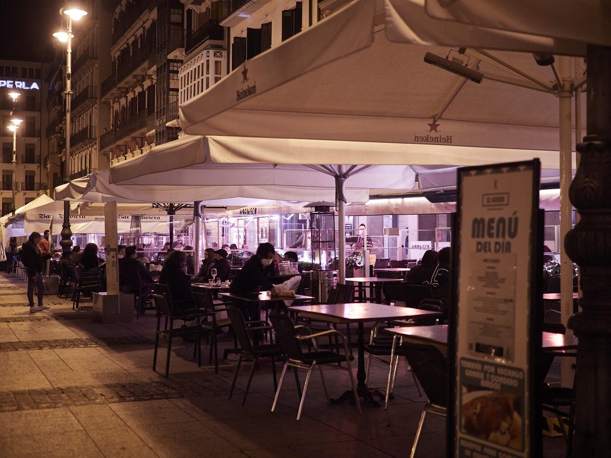 Terrazas de la Plaza del Castllo de Pamplona alrededor de la media noche. Fuente: Europa Press.