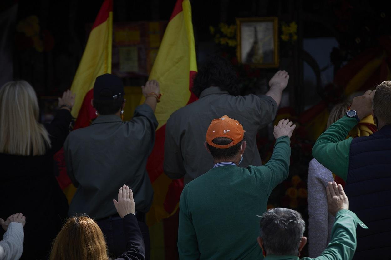 Varias personas de diferentes grupos franquistas con banderas, hacen el saludo franquista en un acto por el Día de la Victoria en el LXXXII Aniversario de la “Liberación de Madrid”, en el Panteón de Franco de Mingorrubio. Jesús Hellín.