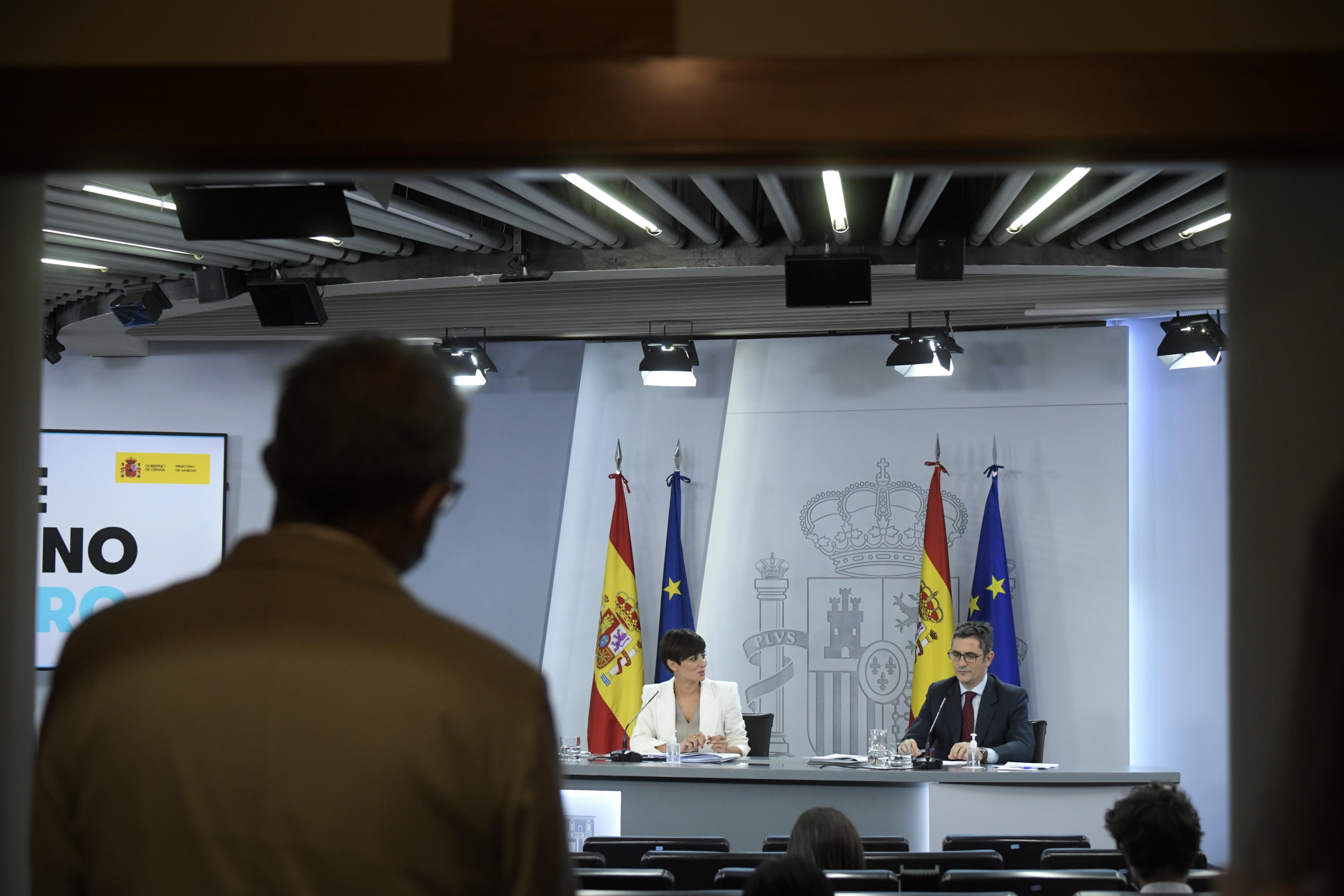 La ministra Portavoz y ministra de Política Territorial, Isabel Rodríguez y el ministro de la Presidencia, Relaciones con las Cortes y Memoria Democrática, Félix Bolaños, comparecen tras la celebración del Consejo de Ministros, a 20 de julio de 2021, en M