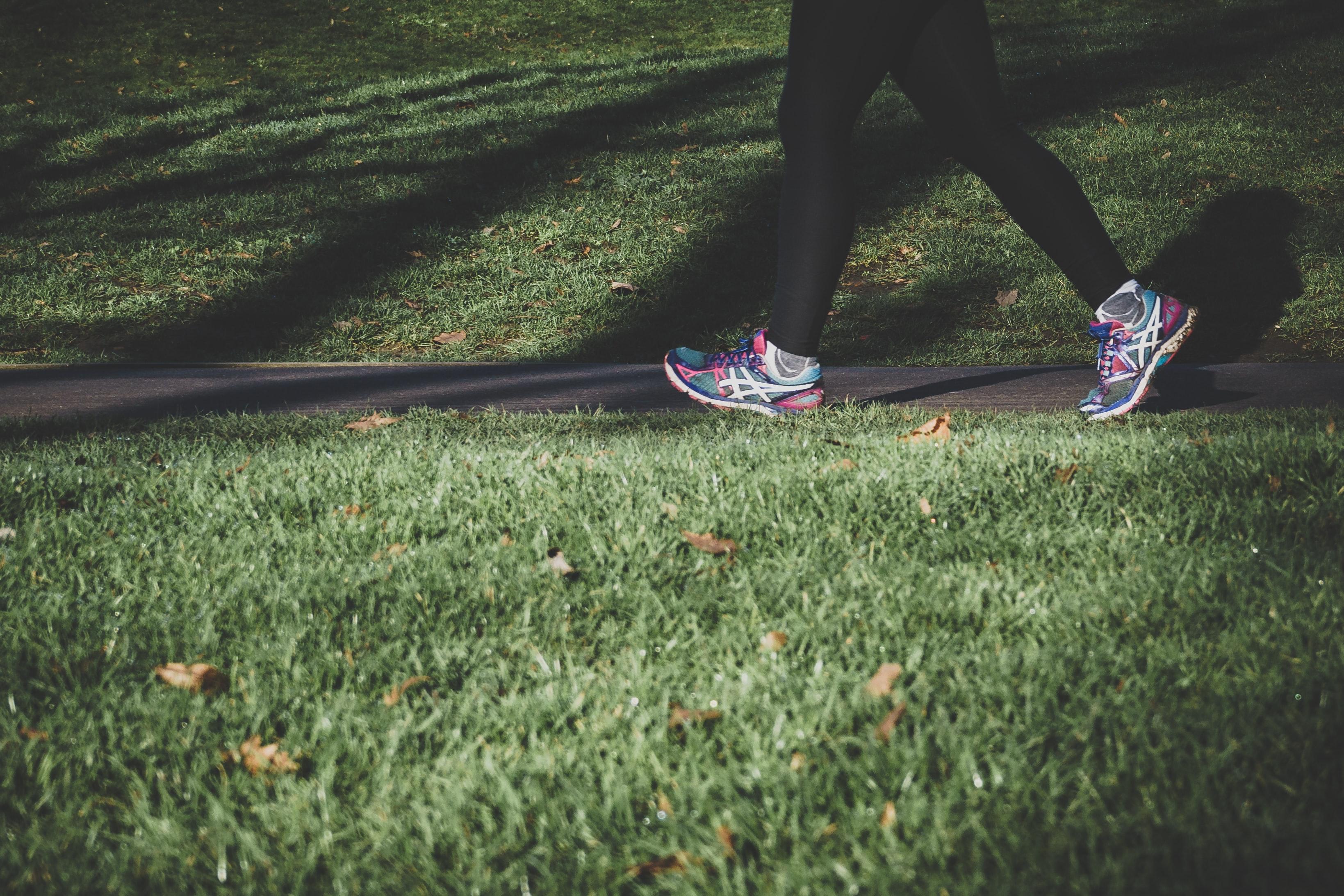 Zapatillas de prensa tumbada. Unsplash