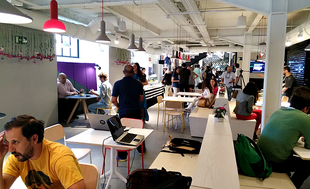 Wifi gratis, café y muchos enchufes (de los eléctricos) en 'Campus Madrid', el "hogar de los emprendedores" de Google
