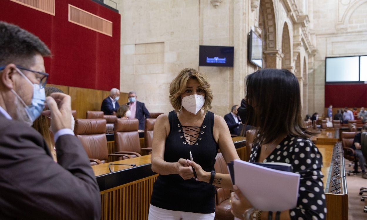 La presidenta del Parlamento Andaluz, Marta Bosquet, dialoga con Susana Díaz antes del pleno. EP. 