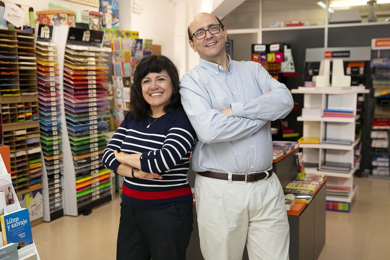 Joan y Guillermina, de la Papelería Croquis, uno de los negocios financiados por MicroBank