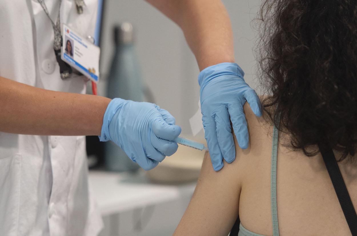 Imagen de archivo de una mujer vacunándose