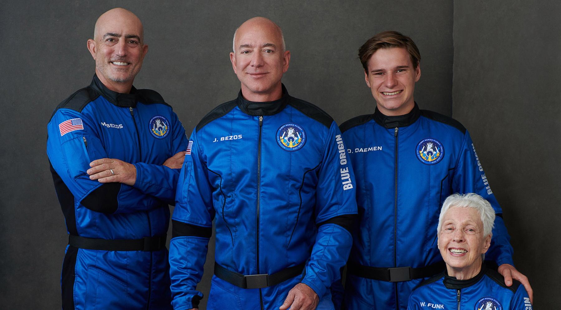 Una foto de Jeff Bezos, junto con los miembros de su equipo de Blue Origin