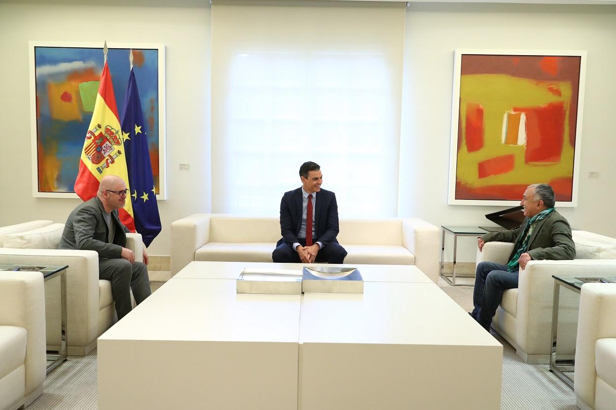 El presidente del Gobierno, Pedro Sánchez, en una reunión anterior con representantes de UGT y CCOO. Europa Press