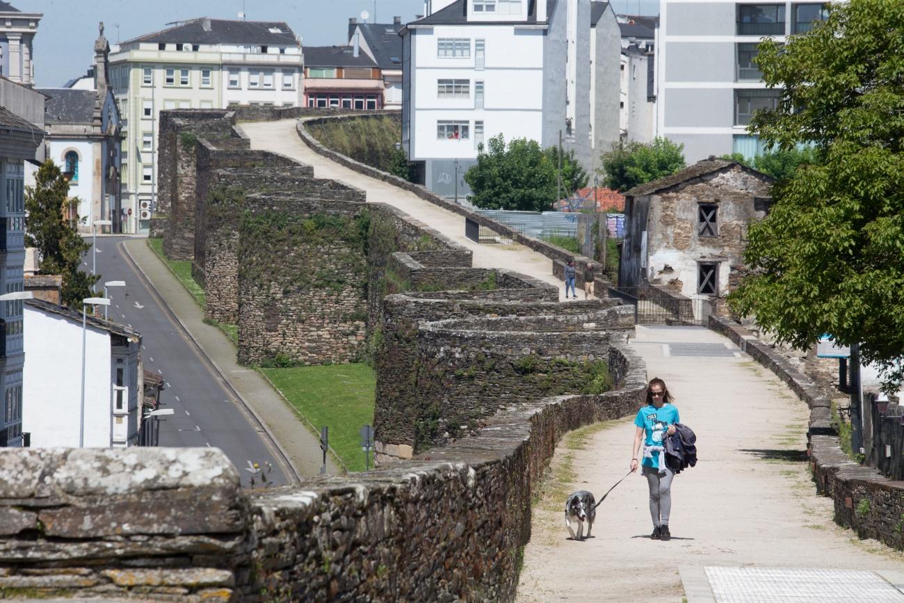 Imagen de una mujer paseando por la muralla de Lugo durante el mes de mayo del año pasado en pleno confinamiento (Foto: Europa Press/Archivo).