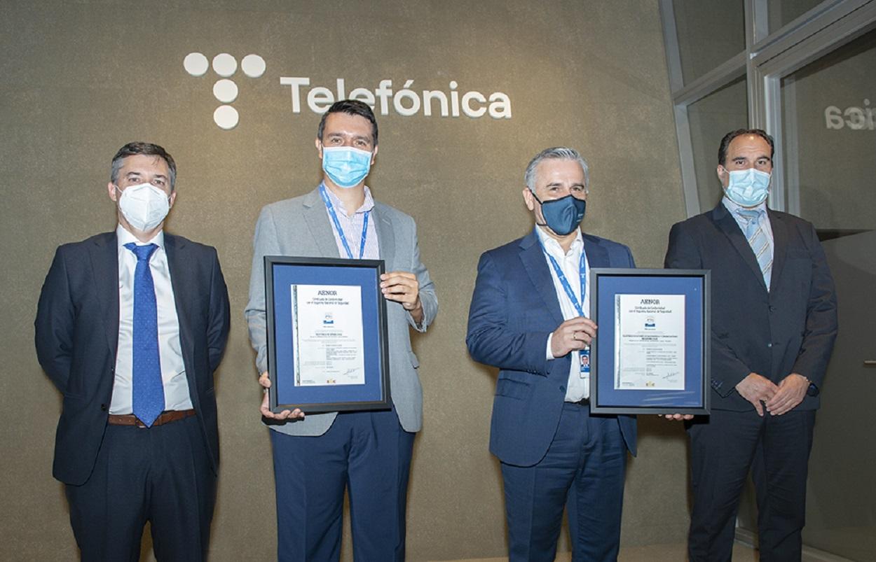 Foto de familia entre los representantes de Telefónica y AENOR