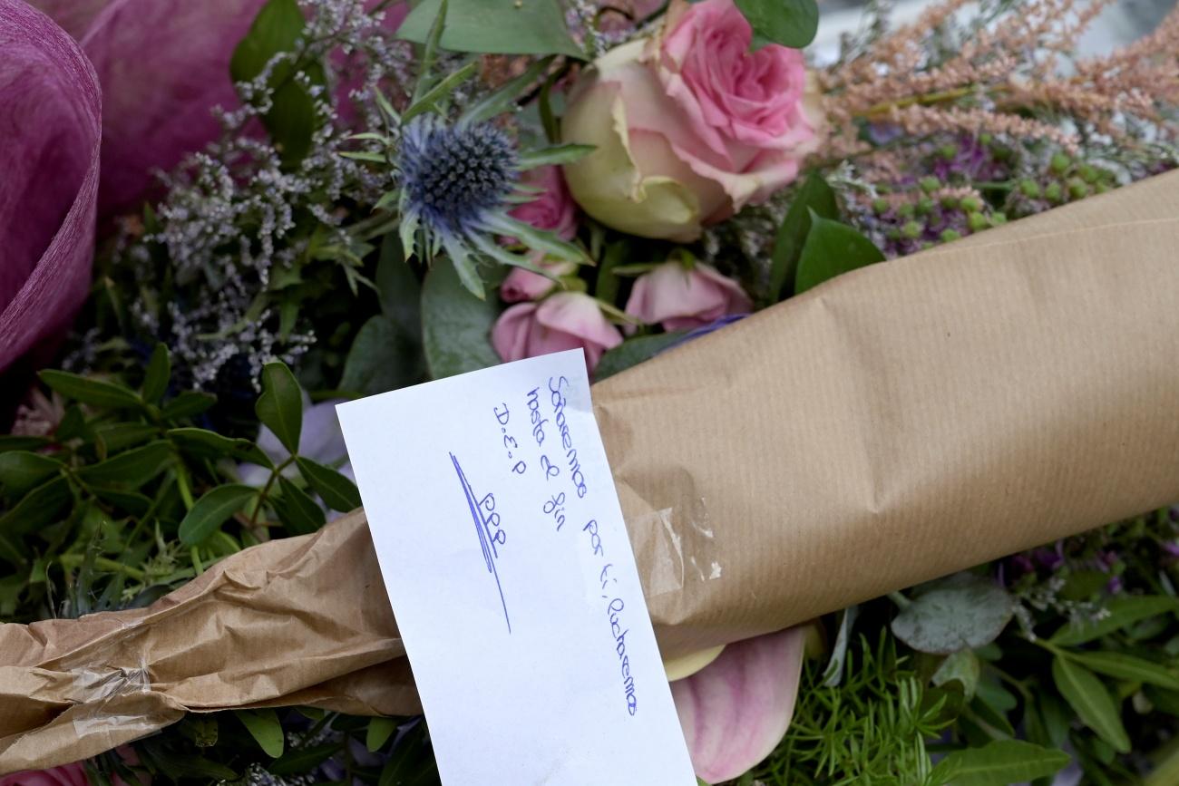 Imagen de flores en el altar creado en el paseo marítimo de A Coruña tras la muerte de Samuel Luiz (Foto: Europa Press).