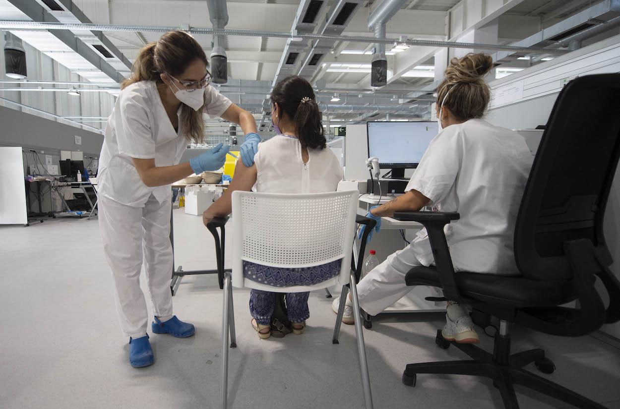 Enfermeras administrando una vacuna contra la Covid-19. Europa Press