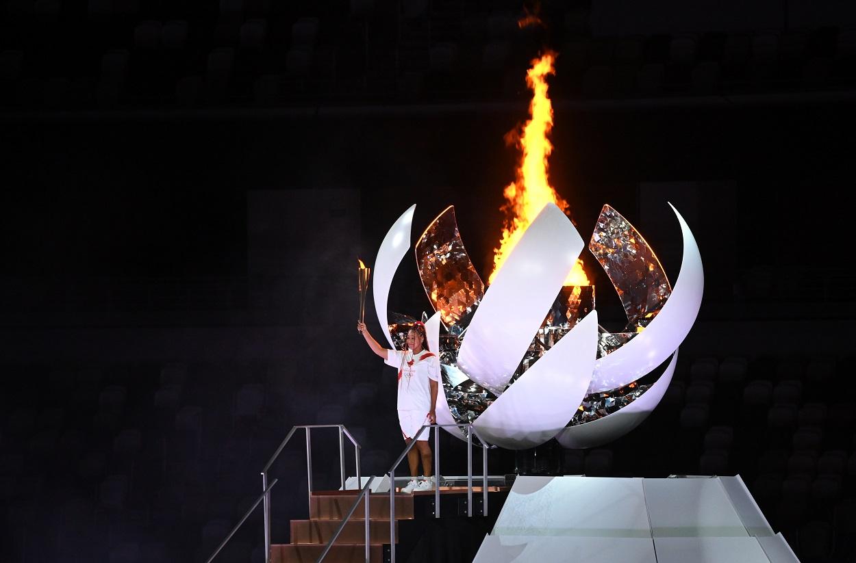 La jugadora de tenis Naomi Osaka enciende el pebetero olímpico en los Juegos Olímpicos de Tokio 2020. Sebastian Gollnow.