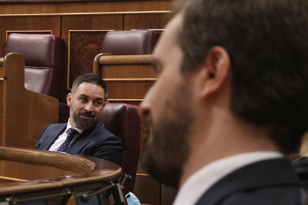 Imagen de archivo de Santiago Abascal y Pablo Casado durante una sesión del Congreso. Fuente: Europa Press.