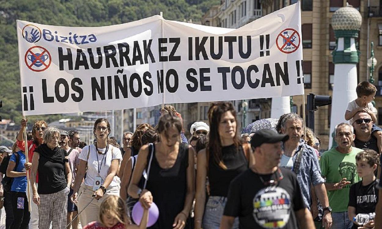 Negacionistas en San Sebastián se manifiestan contra la vacuna y las mascarillas. Twitter