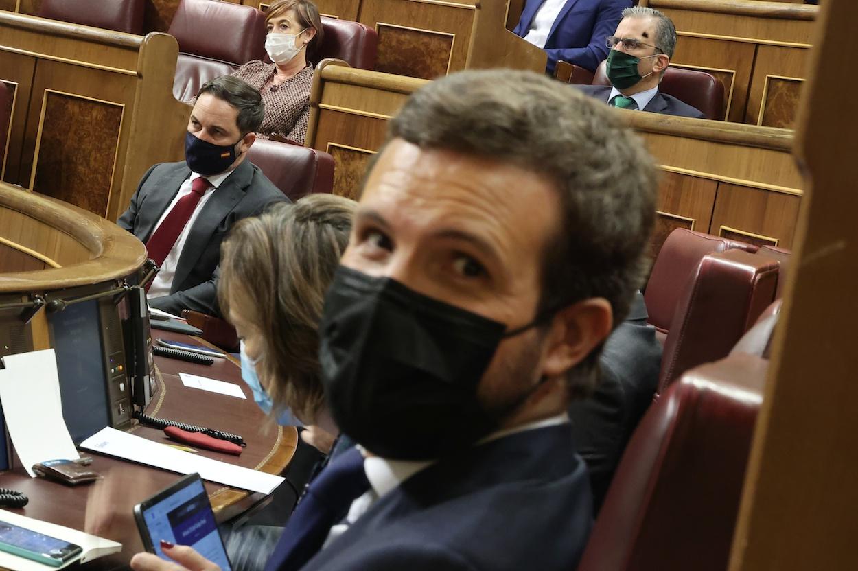 Octubre de 2020: en primer plano, Pablo Casado con mirada sonriente; detrás, Santiago Abascal con gesto torvo. E. PARRA/EP/POOL