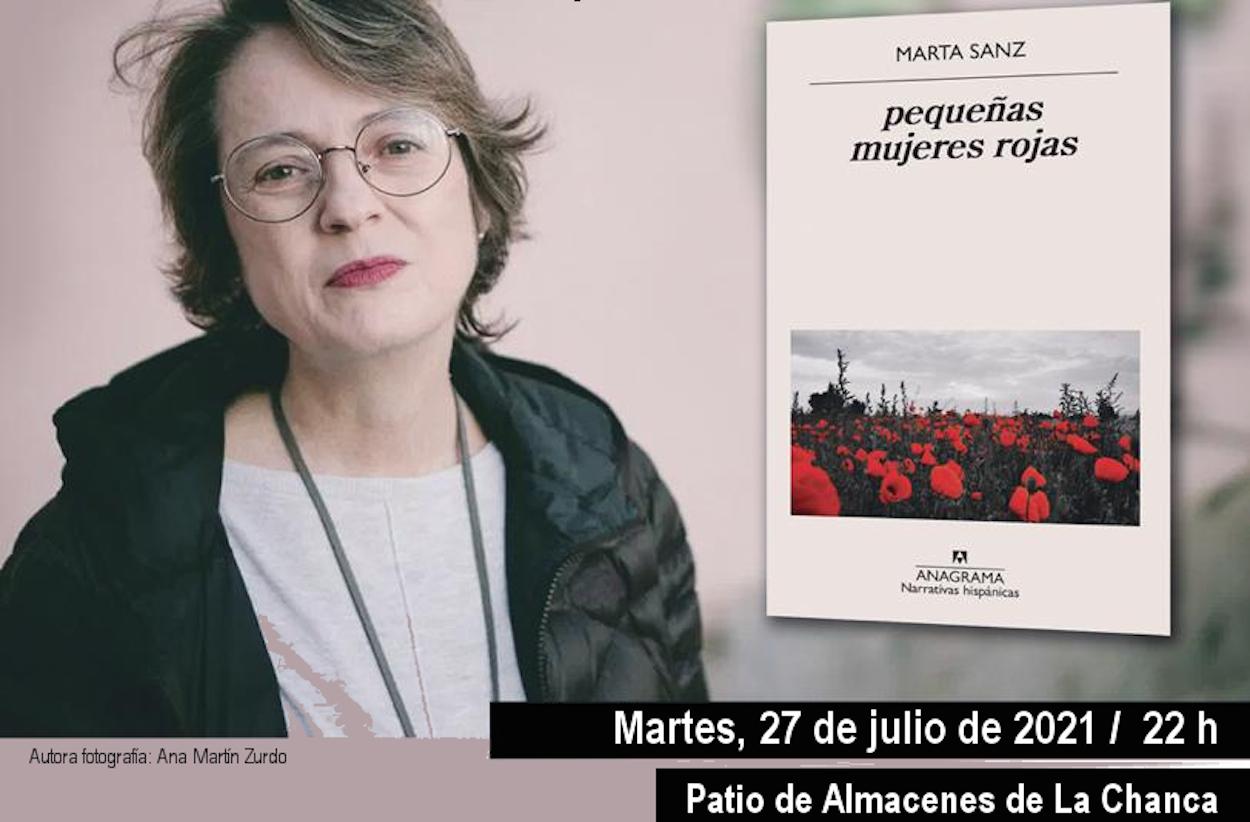 Marta Sanz, junto a la portada de 'pequeñas mujeres rojas'.