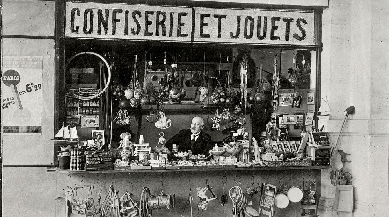 Georges Méliès en su tienda de juguetes de la estación de Montparnasse, c. 1930