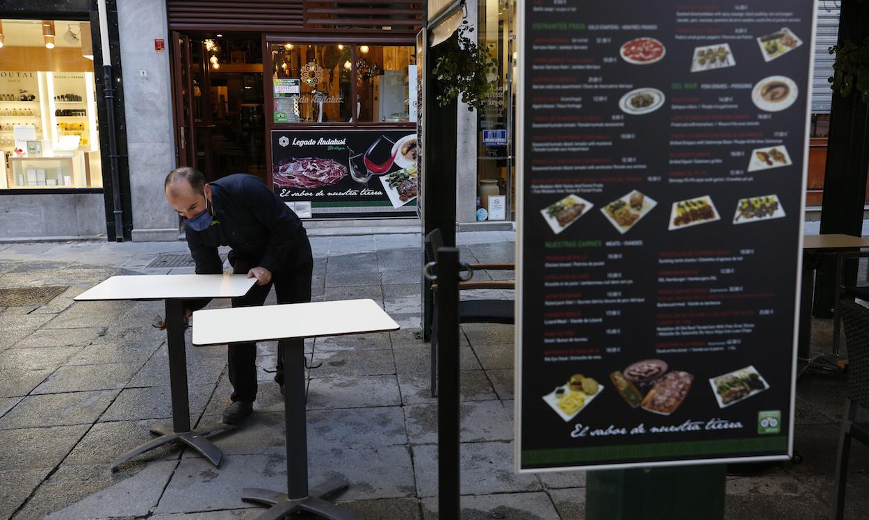 Un camarero poniendo las mesas en Granada. ÁLEZ CÁMARA/EP