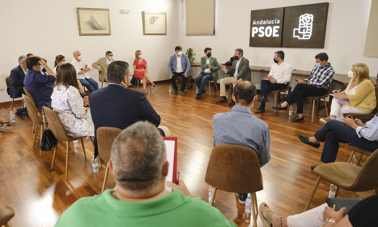 Juan Espadas dirigiéndose a alcaldes y concejales socialistas en su reunión de ayer en la sede del PSOE A.