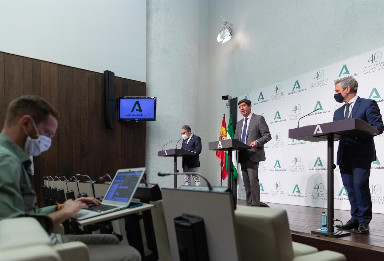 Elías Bendodo, Juan Marín y Juan Bravo, en rueda de prensa.