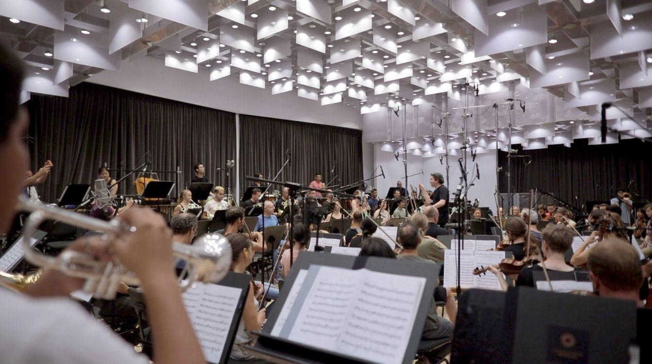 La grabación de sonido para Symphony se realizó utilizando la última tecnología. En la imagen, ensayos en el Liceo con el director de orquesta Gustavo Dudamel